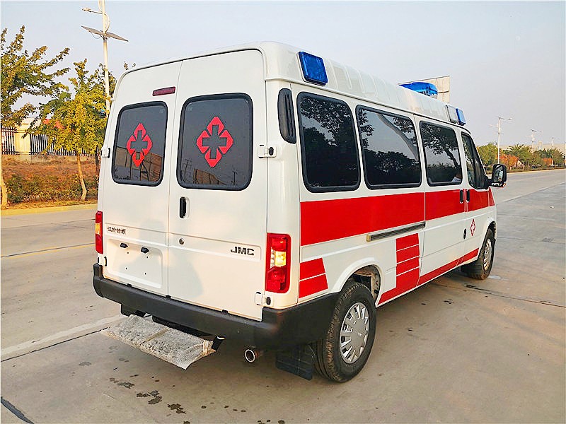 江鈴特順長軸中頂柴油版救護(hù)車